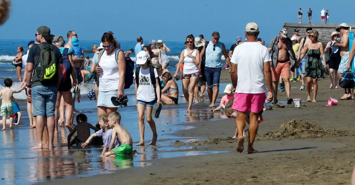 Turistas en la playa de Maspalomas / EFE