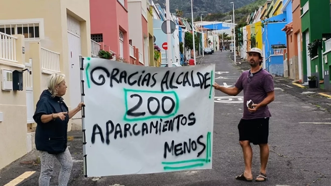 Vecinos de calle Dracaena durante la protesta. /AH Vecinos de calle Dracaena durante la protesta. /AH