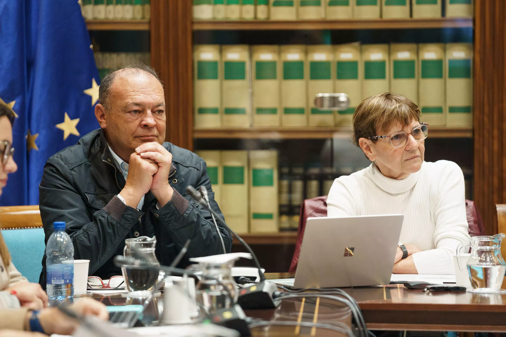 La directora del Laboratorio de Biología Molecular de la Universidad de Las Palmas de Gran Canaria, Nieves Elvira González (d), y el profesor de Enseñanza Secundaria Antonio Quesada (d). / EFE - RAMÓN DE LA ROCHA