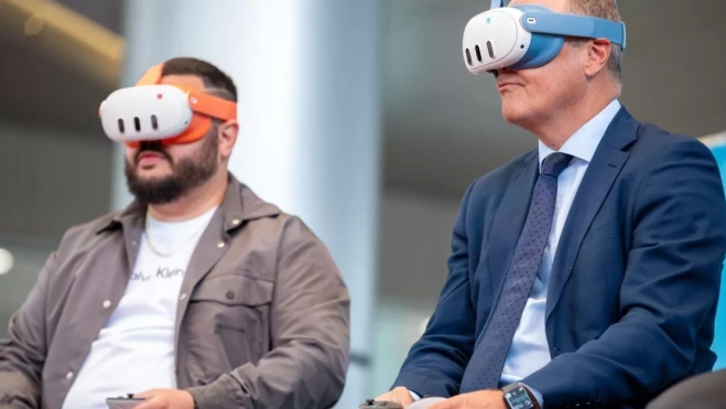 El creador de contenidos Zelika y Augusto Hidalgo jugando durante la rueda de prensa / CEDIDA