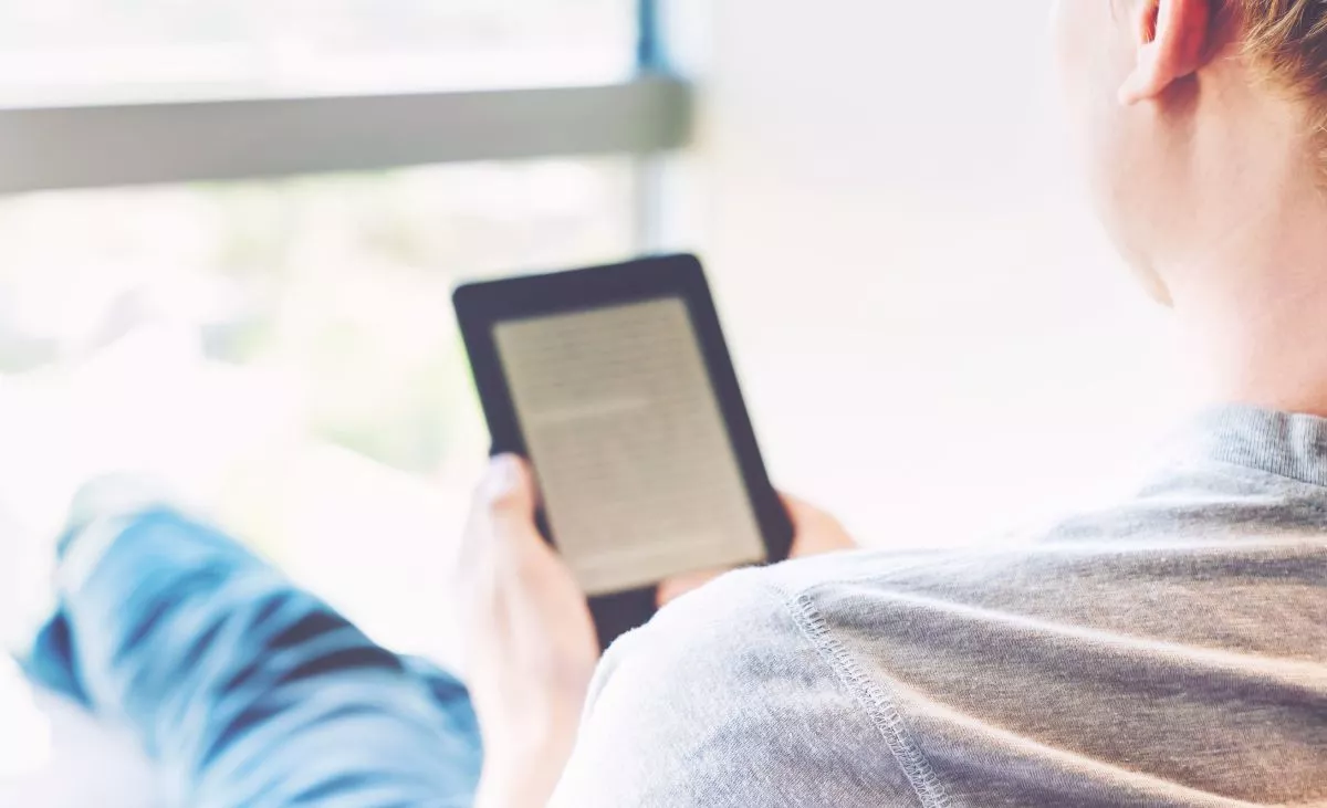 Persona leyendo un ebook. / SERVIMEDIA - 123RF melpomen