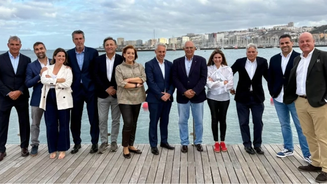 La candidatura de Sergio Armario al completo, con caras conocidas en el mundo de la abogacía, como Mariano Mesa, o de la comunicación, con Malole Aguilar. / AH La candidatura de Sergio Armario al completo, con caras conocidas en el mundo de la abogacía, como Mariano Mesa, o de la comunicación, con Malole Aguilar. / AH