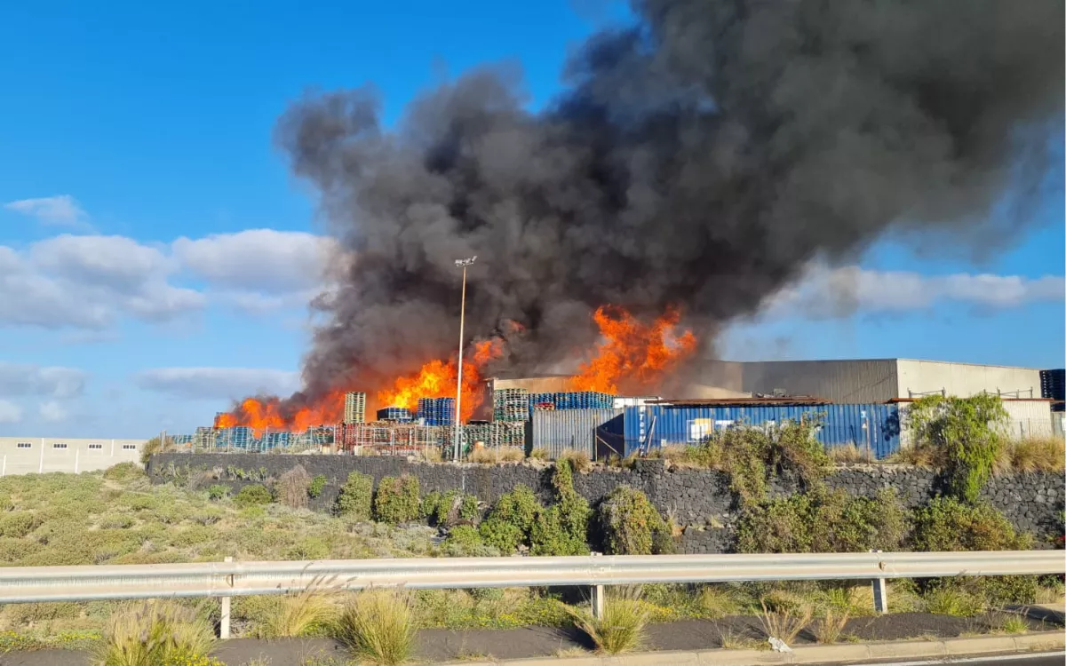 Un incendio en el polígono de Güímar provoca una gran columna de humo en Tenerife. / AH