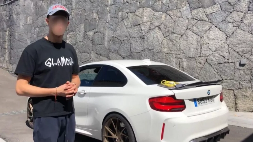 El BMW siniestrado en el accidente tiempo atrás. Junto a él, una persona que podría ser el conductor./ RRSS