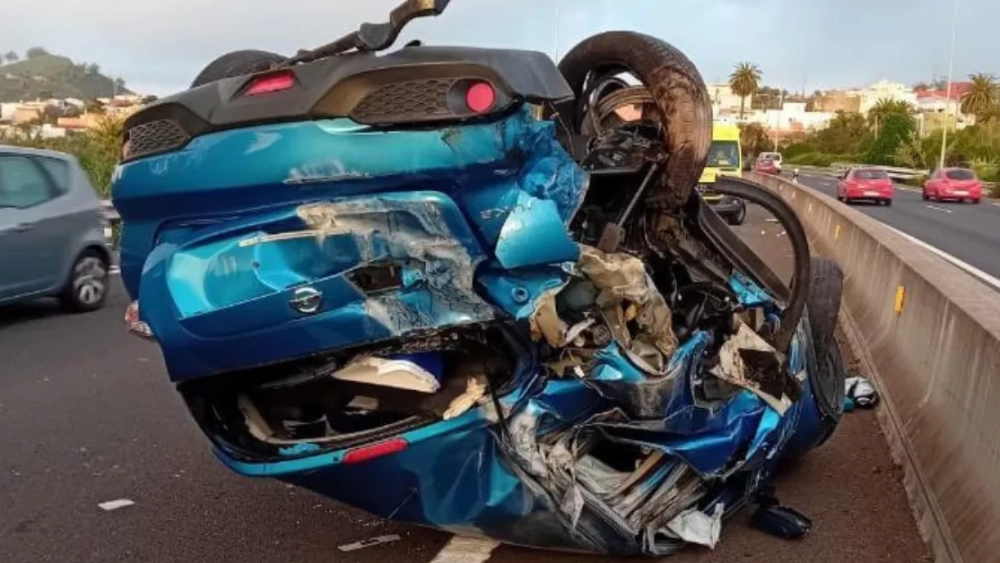 Estado en el que quedó el Nissan Juke de la persona que resultó más gravemente herida en el accidente provocado por el BMW./ RRSS
