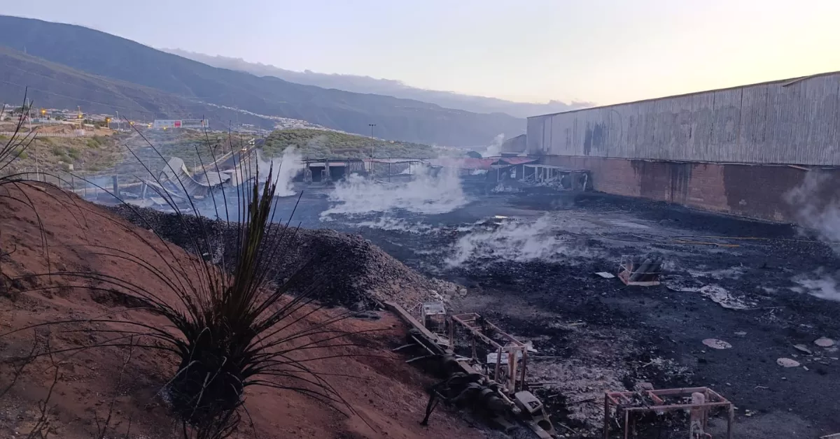 Zona quemada por el incendio de una nave industrial en Güímar./ CEDIDA