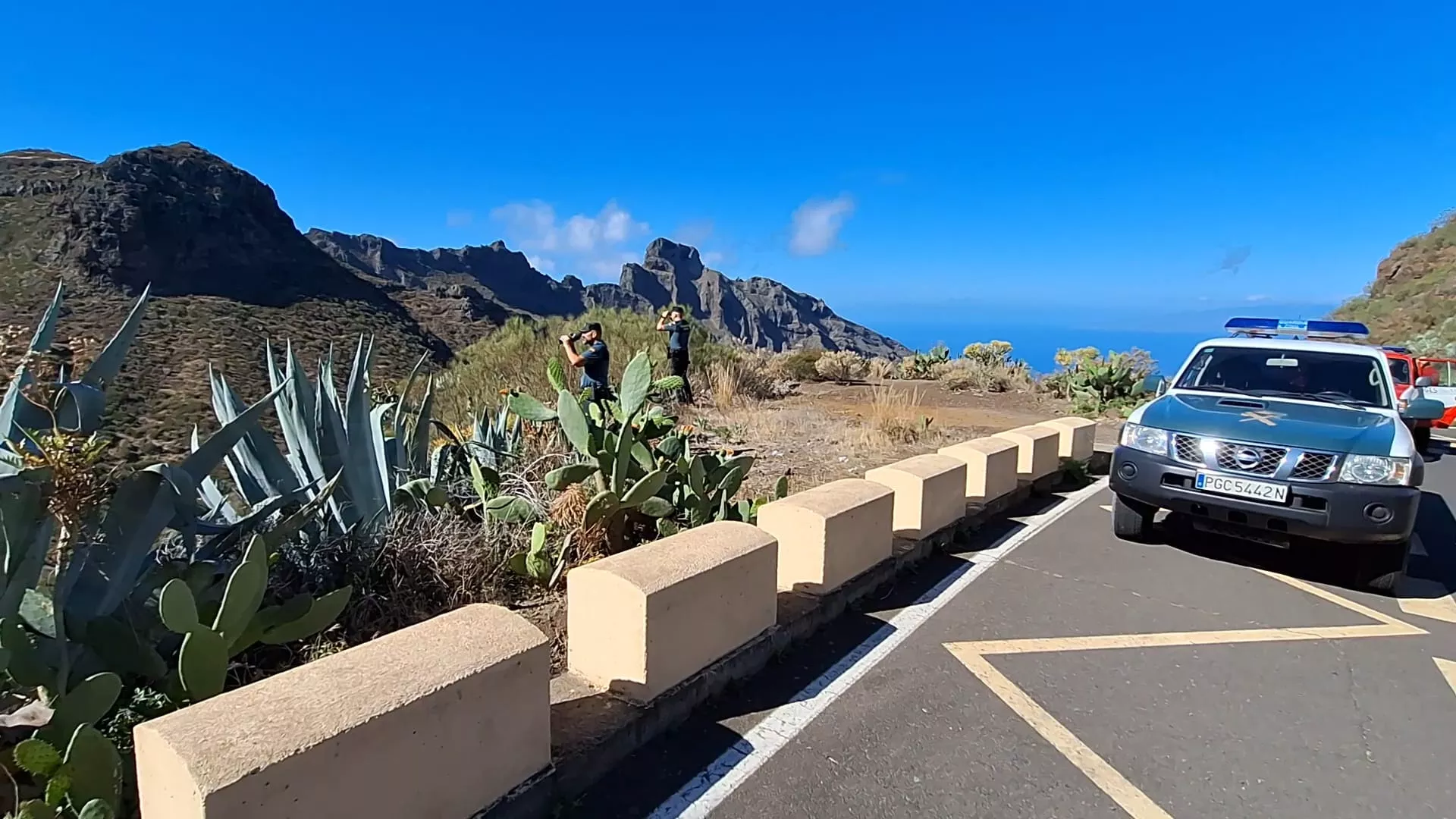 Agentes de la Guardia Civil patrullando por Masca. / CEDIDA