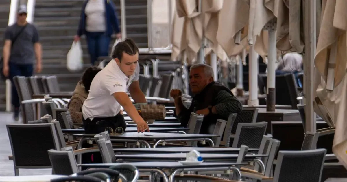 Imagen de un camarero / EFE