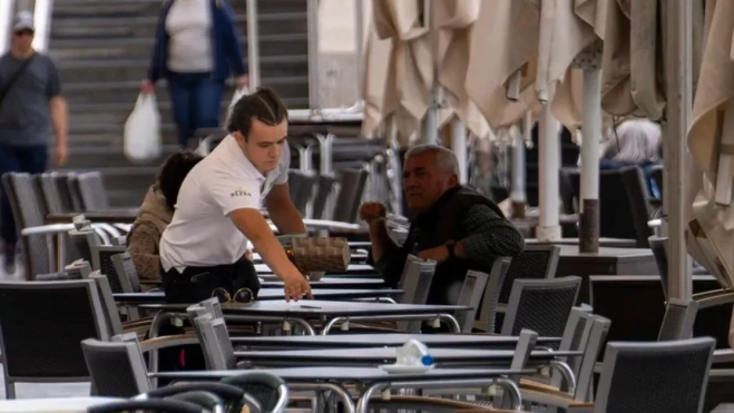 Imagen de un camarero / EFE Imagen de un camarero / EFE