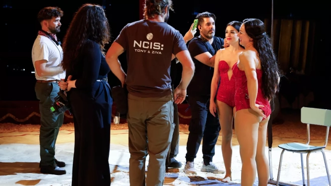 La actriz Adriana Ugarte (2d), su doble, la trapecista Sarah Repond (d), y la directora Arima León (i) durante la preparación de una de las escenas de 'Tal vez' / EFE - ELVIRA URQUIJO