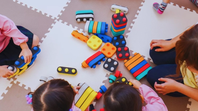 Imagen de menores jugando. / CANVA 