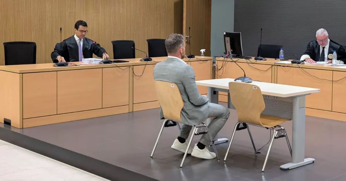 El profesor de piano y psicólogo M. S. durante el juicio celebrado en la Audiencia de Las Palmas. Está acusado de aprovecharse de una alumna menor, hechos y delito que ha negado ante el tribunal. / AH