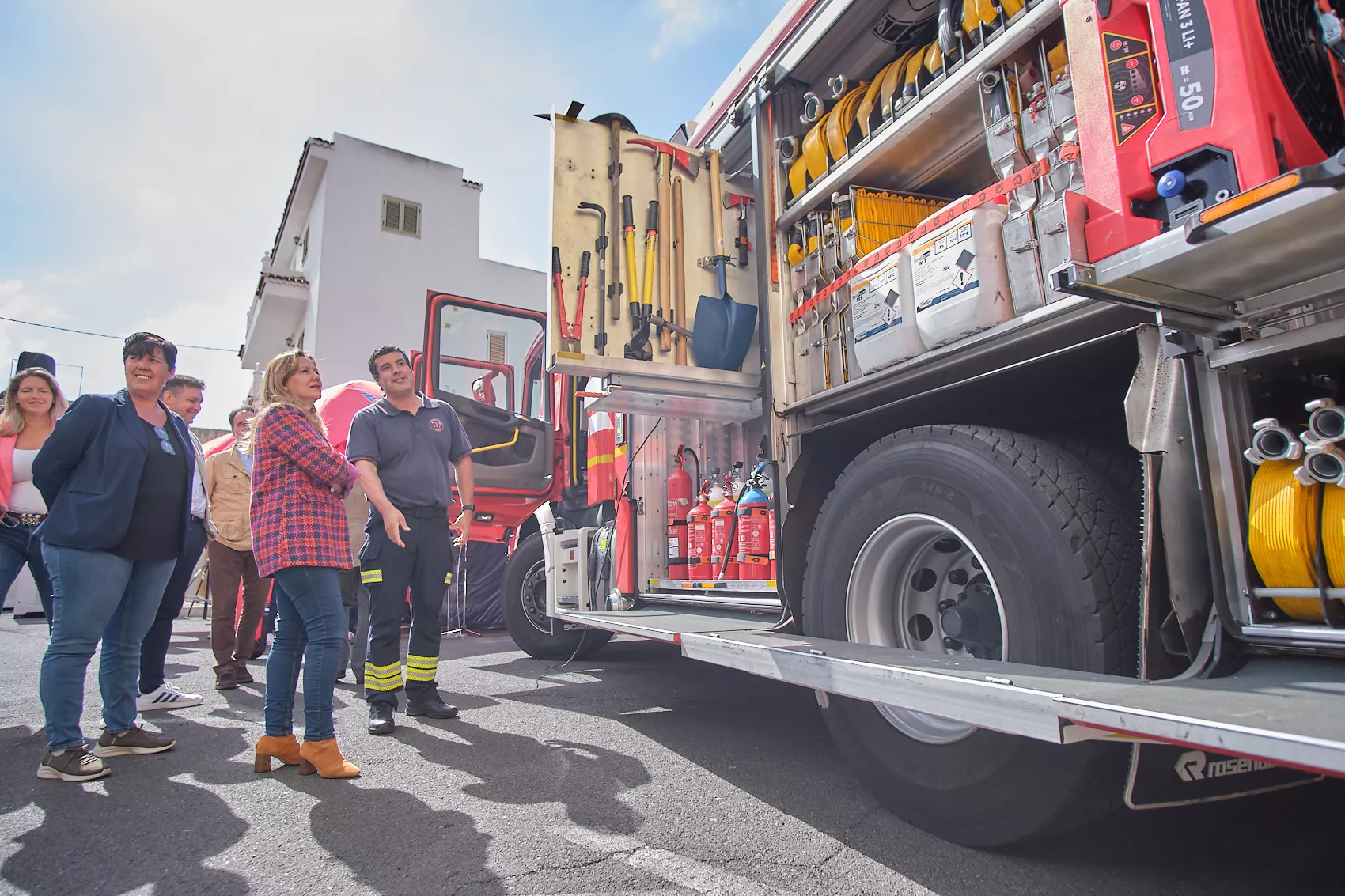 La presidenta de Tenerife, Rosa Dávila, con un camión de bomberos. / CEDIDA