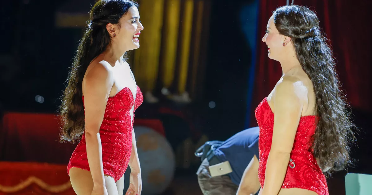 La actriz Adriana Ugarte (d) y su doble, la trapecista Sarah Repond (i), durante la preparación de una de las escenas de 'Tal vez' / EFE - ELVIRA URQUIJO