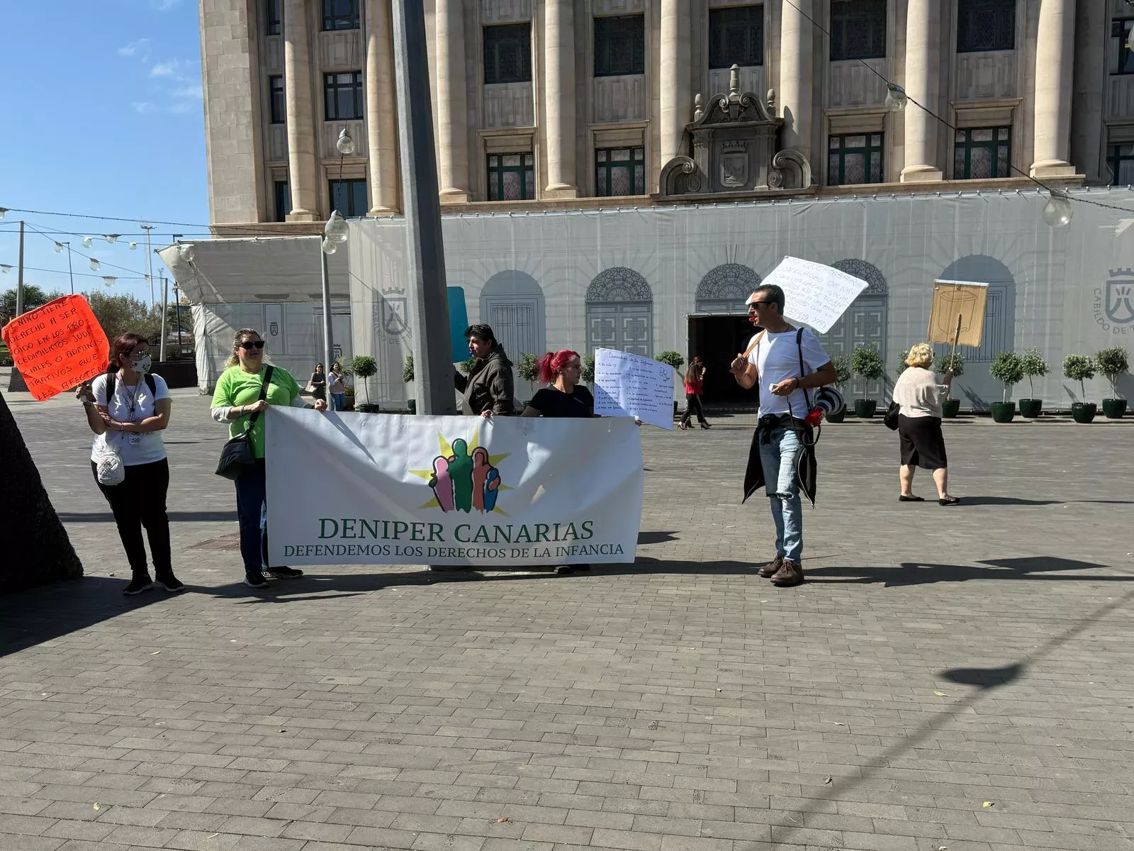 Movilización por fuera del Cabildo de Tenerife. / ATLÁNTICO HOY