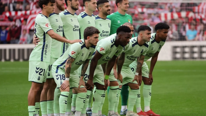 Once titular de la UD Las Palmas en San Mamés. / LUIS TEJIDO-EFE