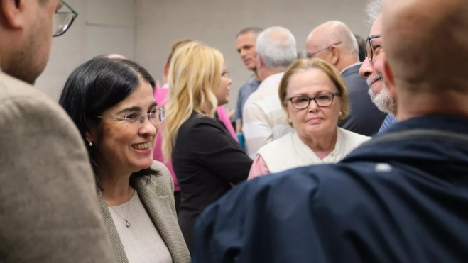 Darias conversa con vecinos de La Isleta tras presentar el estudio sobre movilidad de la calle Dr. José Guerra Navarro. / AH