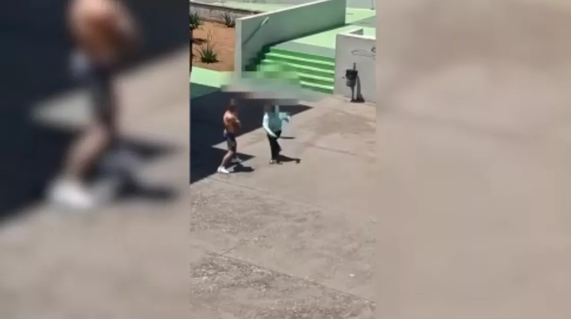 Imagen de dos hombres peleándose en La Laguna, uno de ellos con un machete. / FACEBOOK