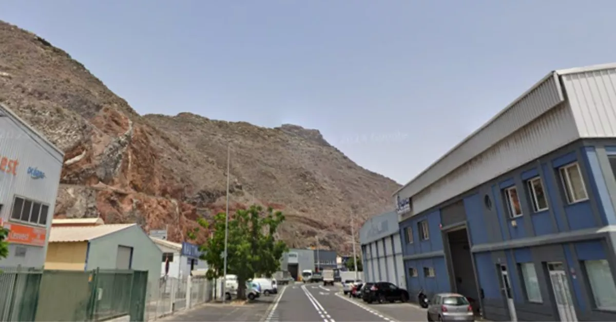 Una de las vías de la Dársena Pesquera de Santa Cruz de Tenerife. / GOOGLE