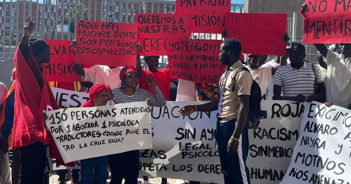 Colectivo de migrantes manifestándose en la puerta del centro de acogida de Santa Cruz. /AH