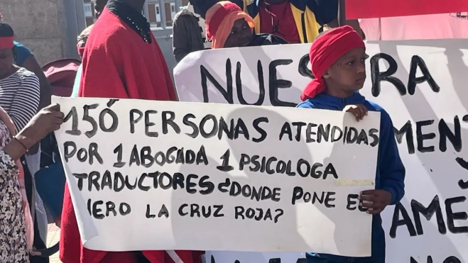 Pancarta portada por menores migrantes del centro de acogida de Santa Cruz. /AH