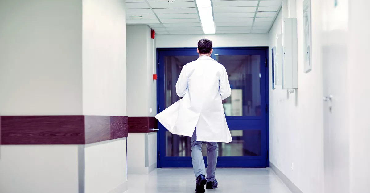 Imagen de un médicos en un hospital. / CANVA