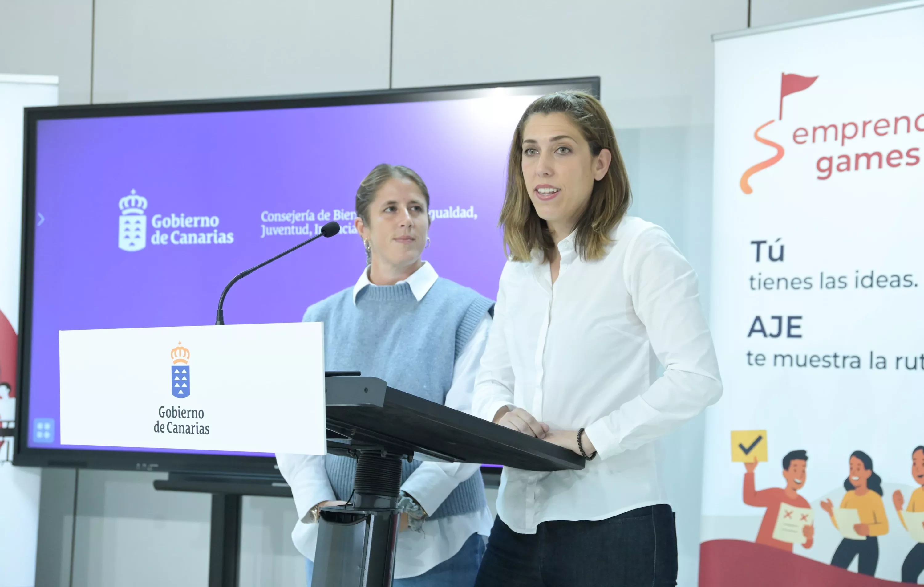 la presidenta de la Asociación de Jóvenes Empresarios de Tenerife, Arianna Gassmann (i) y su homóloga en Las Palmas, María Delgado. / ACFI PRESS