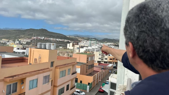 Enrique Melián señala desde su azotea el edificio donde vivirán / ATLÁNTICO HOY - MARCOS MORENO