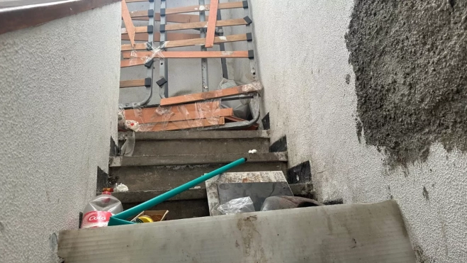 Trastos que impiden subir a la azotea / ATLÁNTICO HOY - MARCOS MORENO