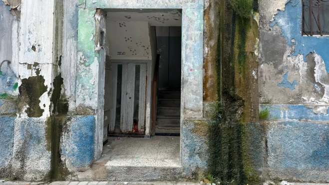 La entrada a uno de los edificios con aguas fecales en la pared / ATLÁNTICO HOY - MARCOS MORENO