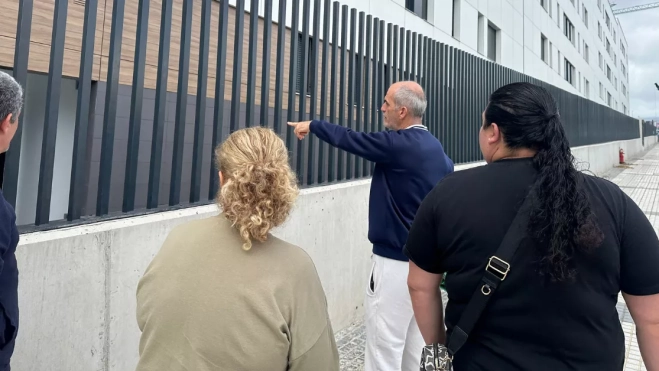 Los vecinos visitan desde fuera el edificio para el plan de reposición / ATLÁNTICO HOY - MARCOS MORENO