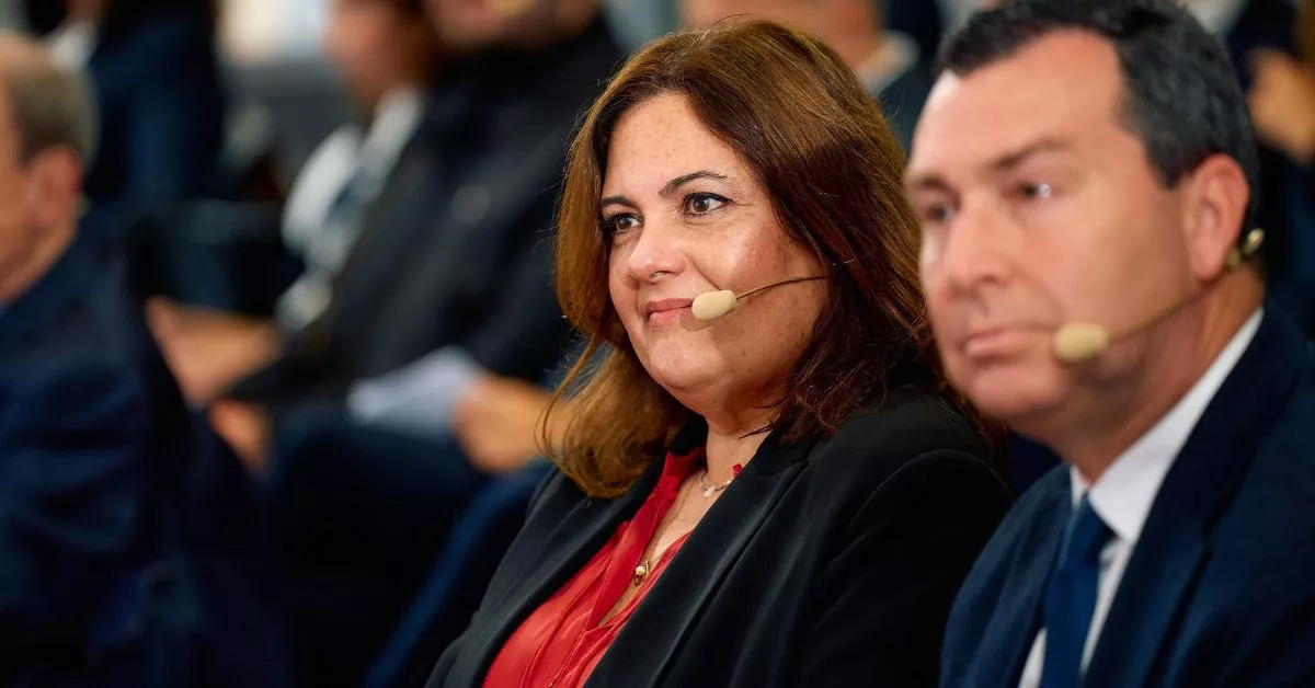 La presidenta de la Autoridad Portuaria de Las Palmas, Beatriz Calzada, junto al presidente de Puertos del Estado, Gustavo Santana, organismo que deberán decidir sobre el complemento de residencia en los puertos de la provincia. / AH