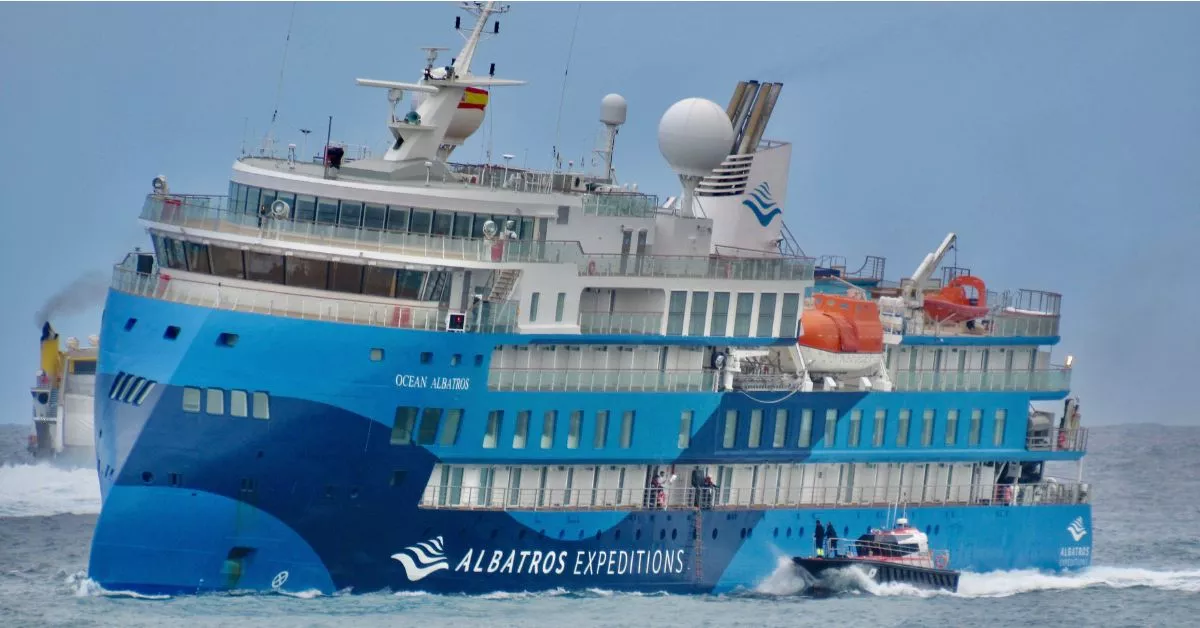 El buque 'Ocean Albatros', durante su espectacular entrada en la bahía de Las Palmas de Gran Canaria. / NICOLÁS AROCHA