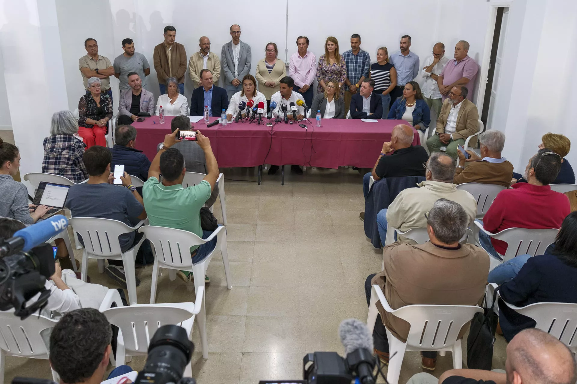 22 concejales de Nueva Canarias abandonan el partido y se suman al nuevo proyecto nacionalista en Gran Canaria. / ÁNGEL MEDINA G.-EFE