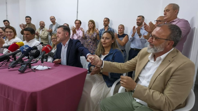 Teodoro Sosa, alcalde de Gáldar, da la mano a Francisco García, alcalde de Santa Lucía. / ÁNGEL MEDINA G.-EFE 