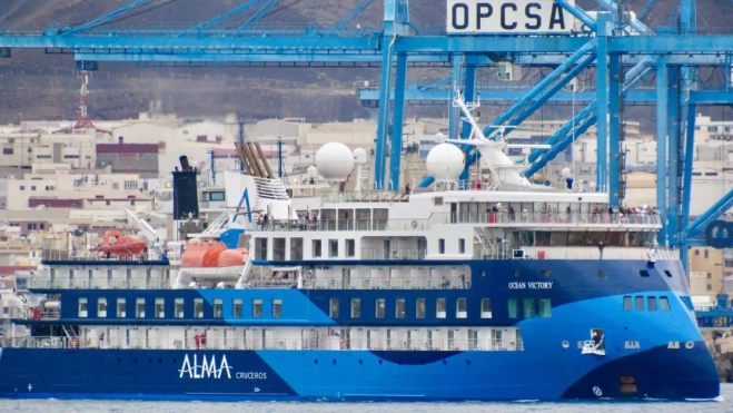 El 'Ocean Victory', de Alma Cruceros, a su salida del Puerto de Palmas. / AH