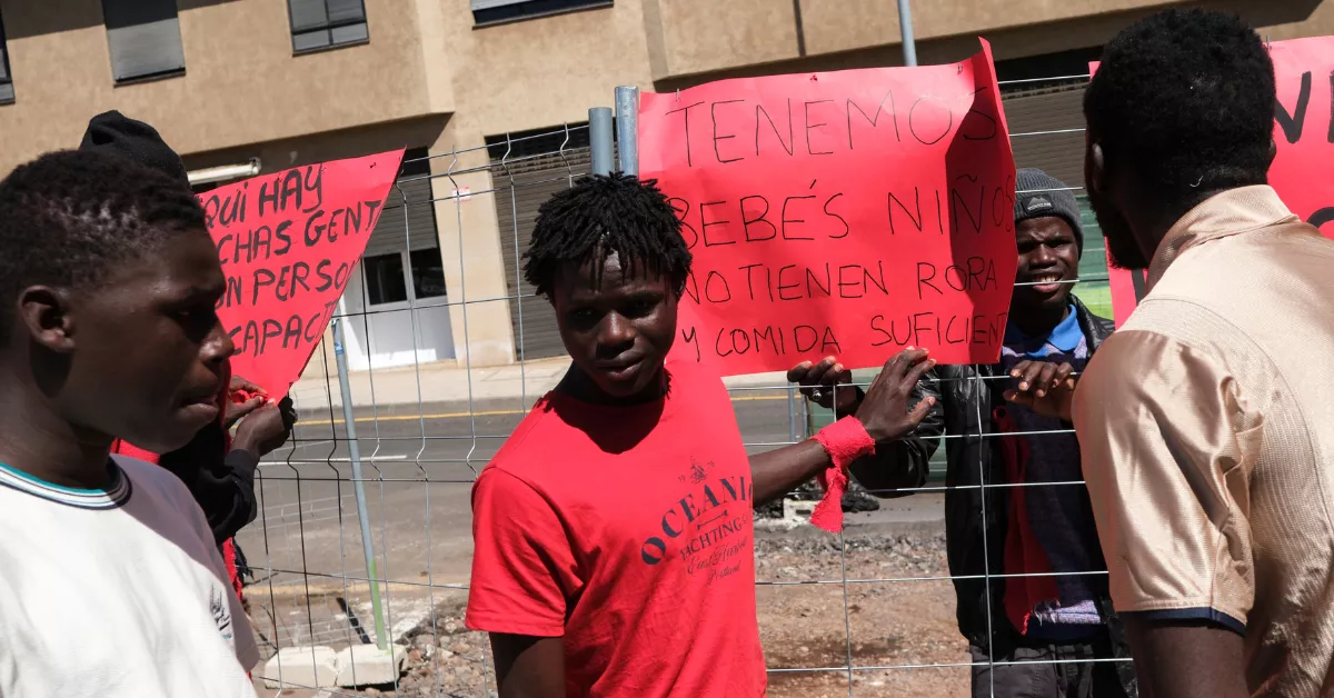 Un grupo de personas migrantes acogidos en un centro de Santa Cruz de Tenerife concentrados este jueves contra Cruz Roja. / ALBERTO VALDÉS-EFE