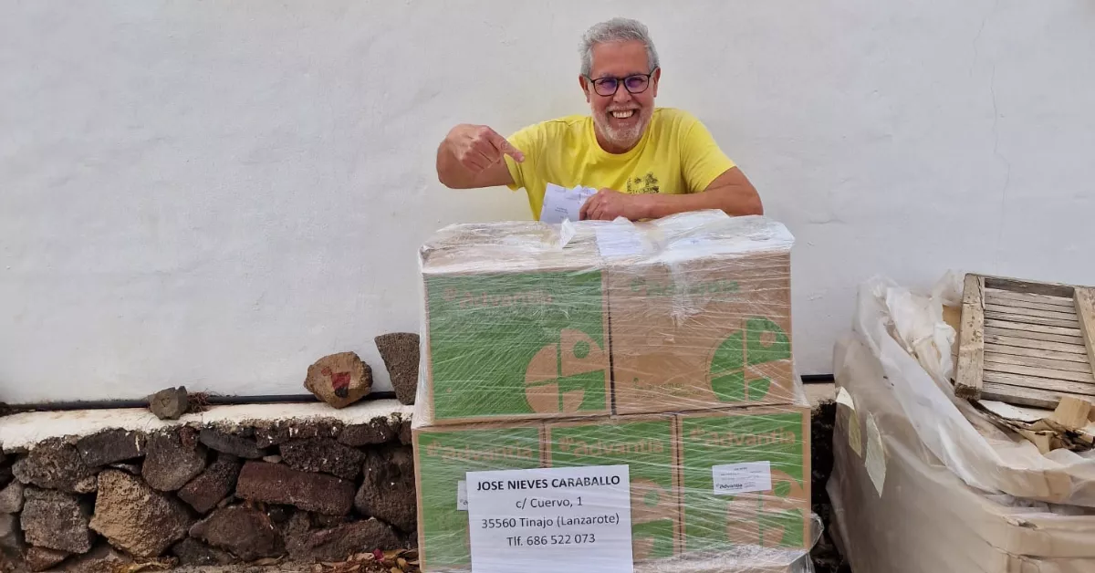 Fefo Nieves con las cajas de los ejemplares de su libro 'Cocina tradicional de Lanzarote'. / CEDIDA