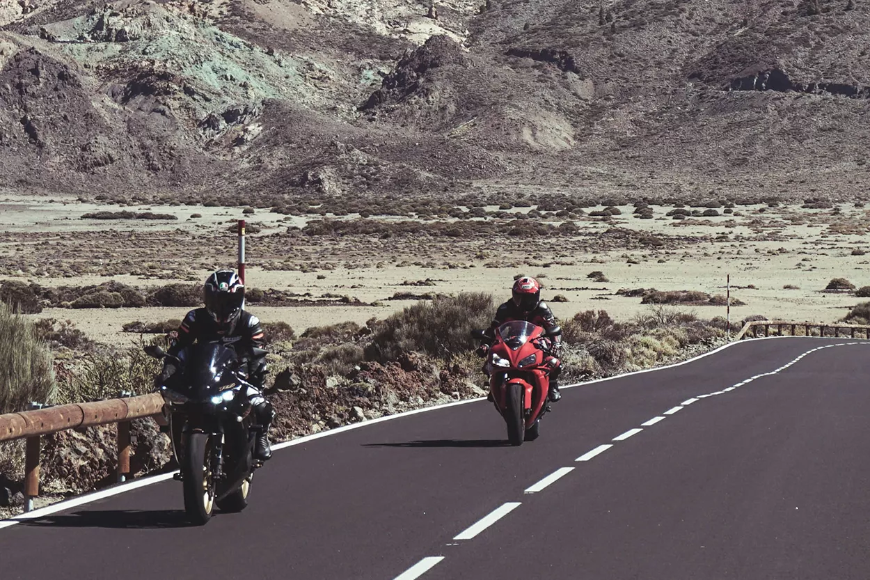 En moto por el Parque Nacional del Teide / Foto de Daniel Kalman en UNSPLASH