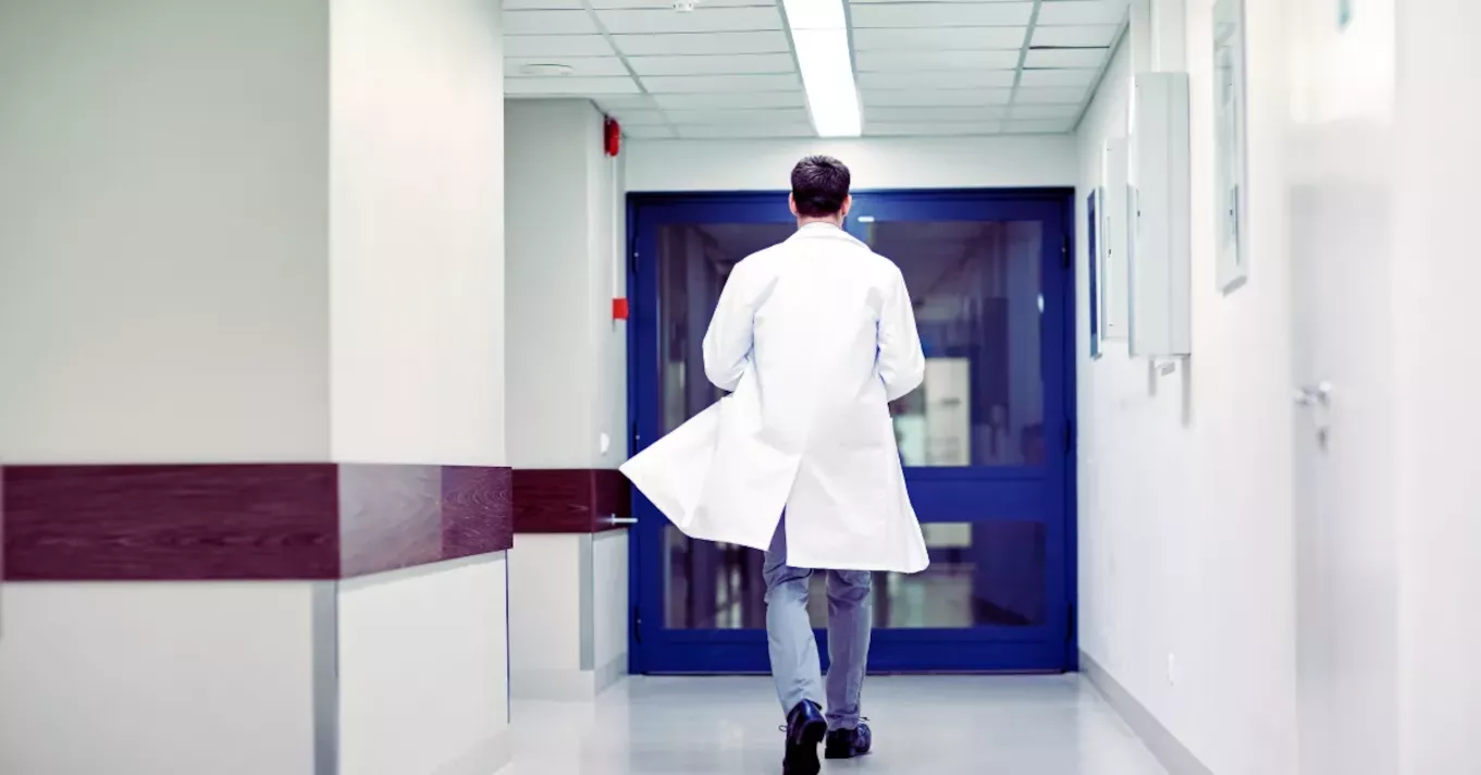 Imagen de un médico en un hospital. / CANVA