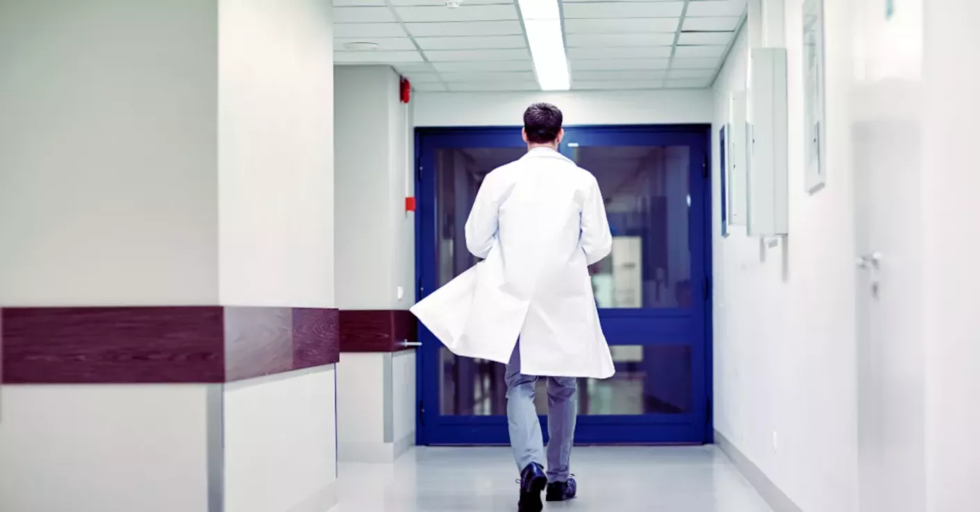 Imagen de un médico en un hospital. / CANVA