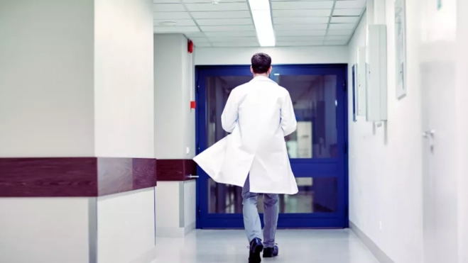 Imagen de un médico en un hospital. / CANVA