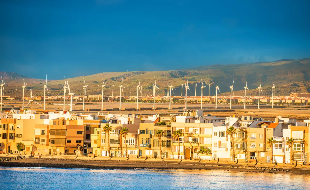 Varios aerogeneradores en Canarias. / IMAGEN DE LA RED