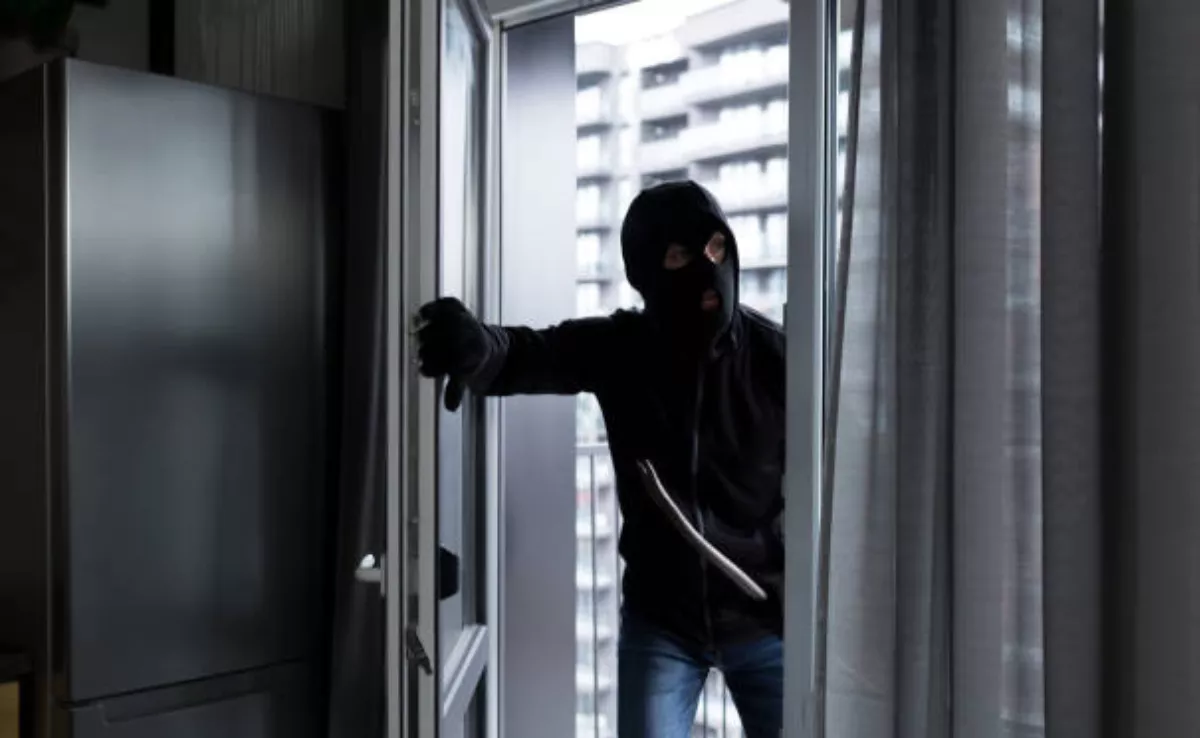 Imagen de un ladrón entrando en una casa / PEXELS