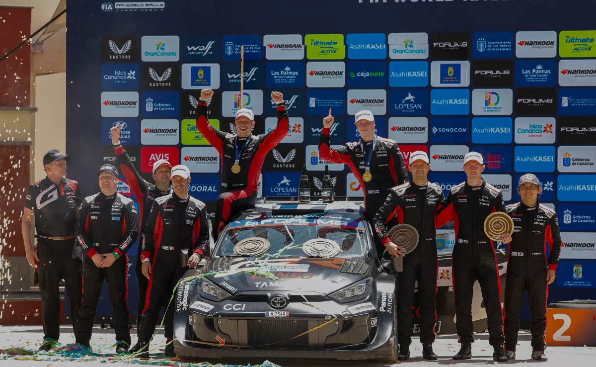 En la imagen, los pilotos celebran sus triunfos. EFE Elvira Urquijo A.