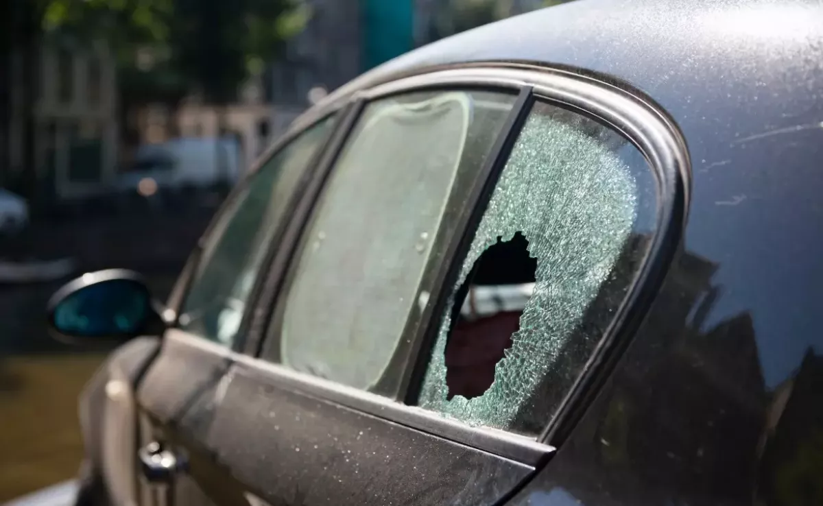 Un vehículo con una de las ventanillas rota./ ARCHIVO