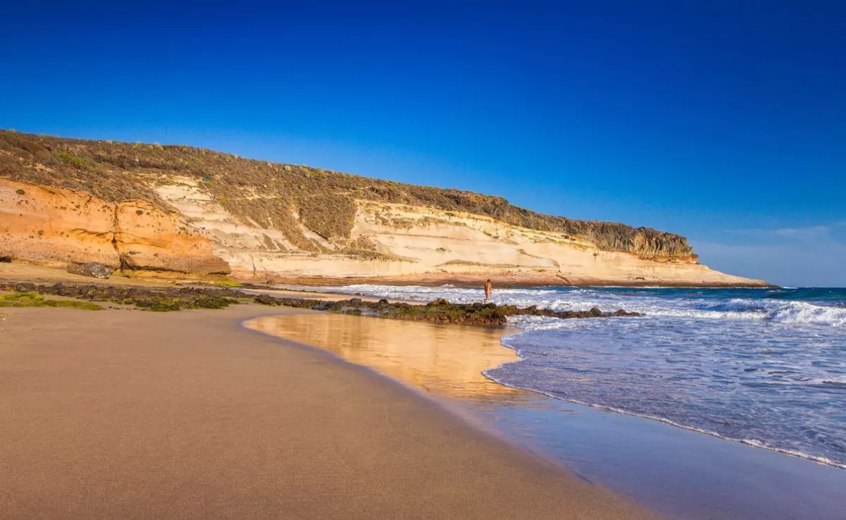Imagen de la playa hippie/  HOLA ISLAS CANARIAS