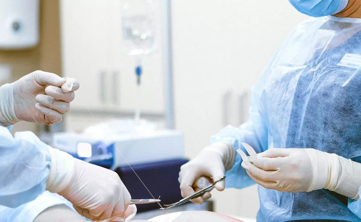 Imagen de unos cirujanos, una de las profesiones mejor pagadas de España / PEXELS
