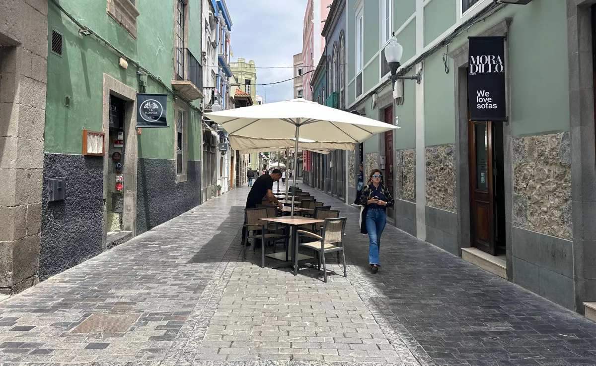 Imagen de un camarero en la calle Cano / ATLÁNTICO HOY - MARCOS MORENO