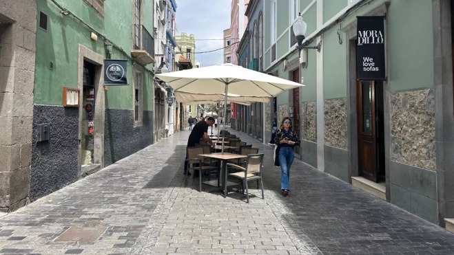 Imagen de un camarero en la calle Cano / ATLÁNTICO HOY - MARCOS MORENO Imagen de un camarero en la calle Cano / ATLÁNTICO HOY - MARCOS MORENO